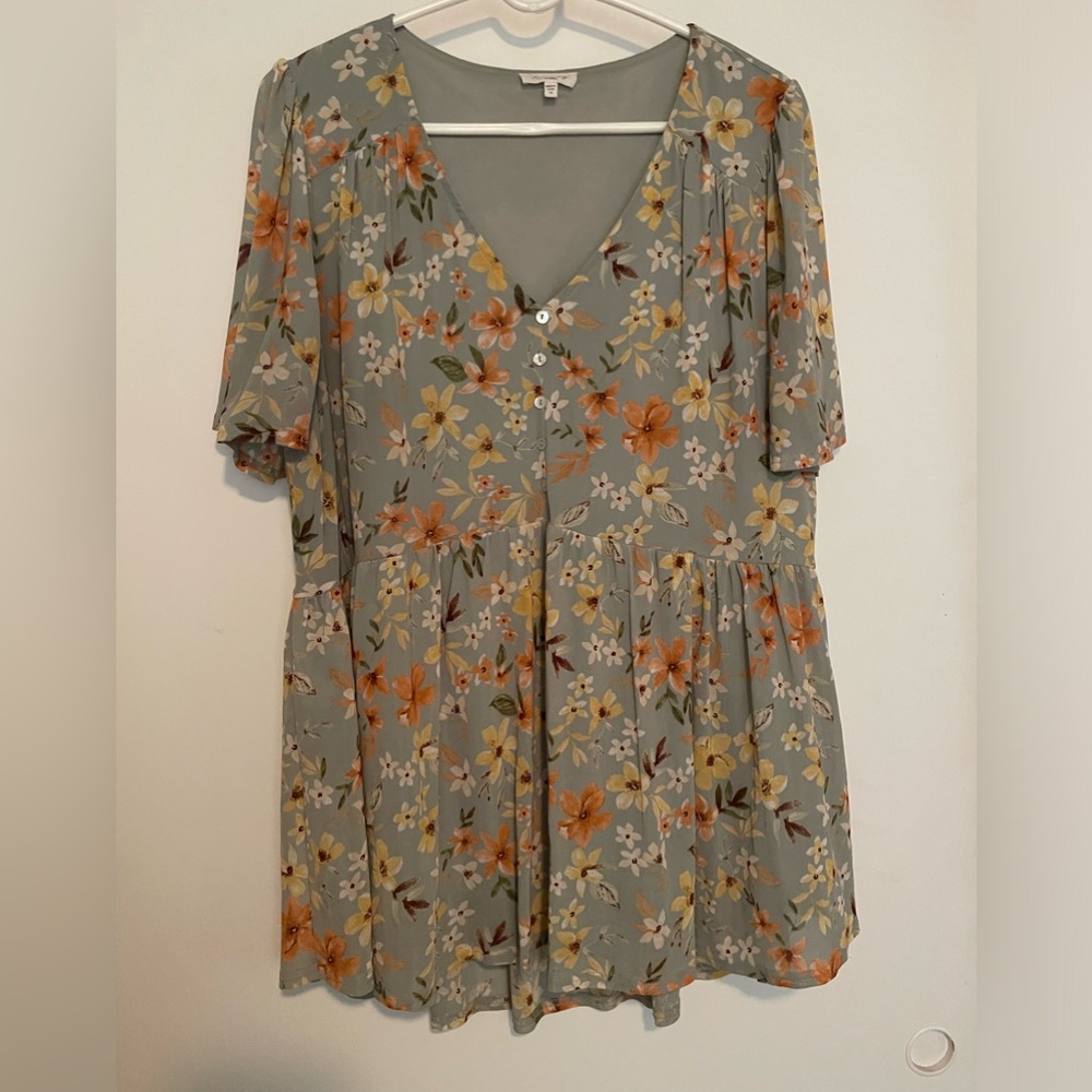 Floral, Flowy Vneck Blouse